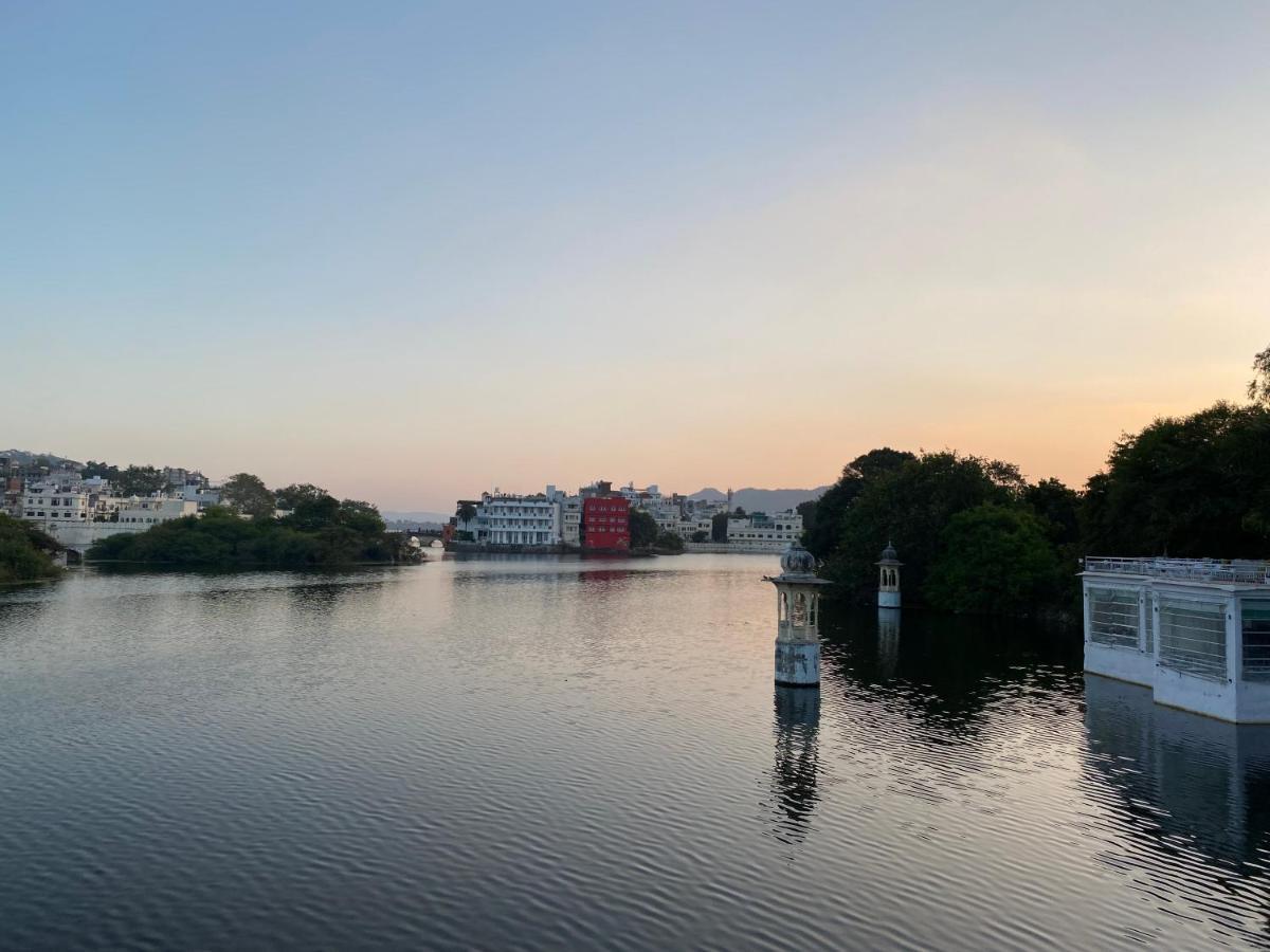 Natural Lake View Hotel Udaipur Bagian luar foto