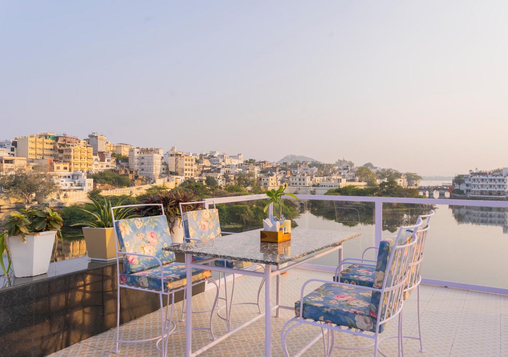 Natural Lake View Hotel Udaipur Bagian luar foto