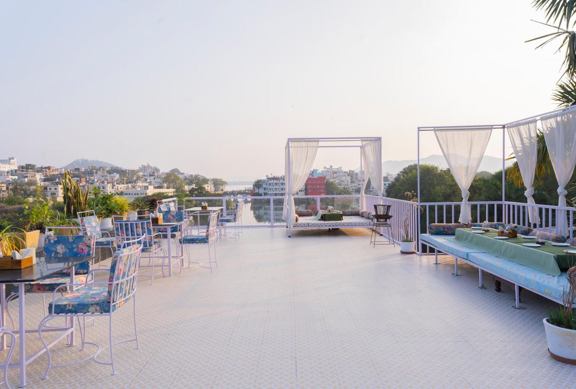 Natural Lake View Hotel Udaipur Bagian luar foto