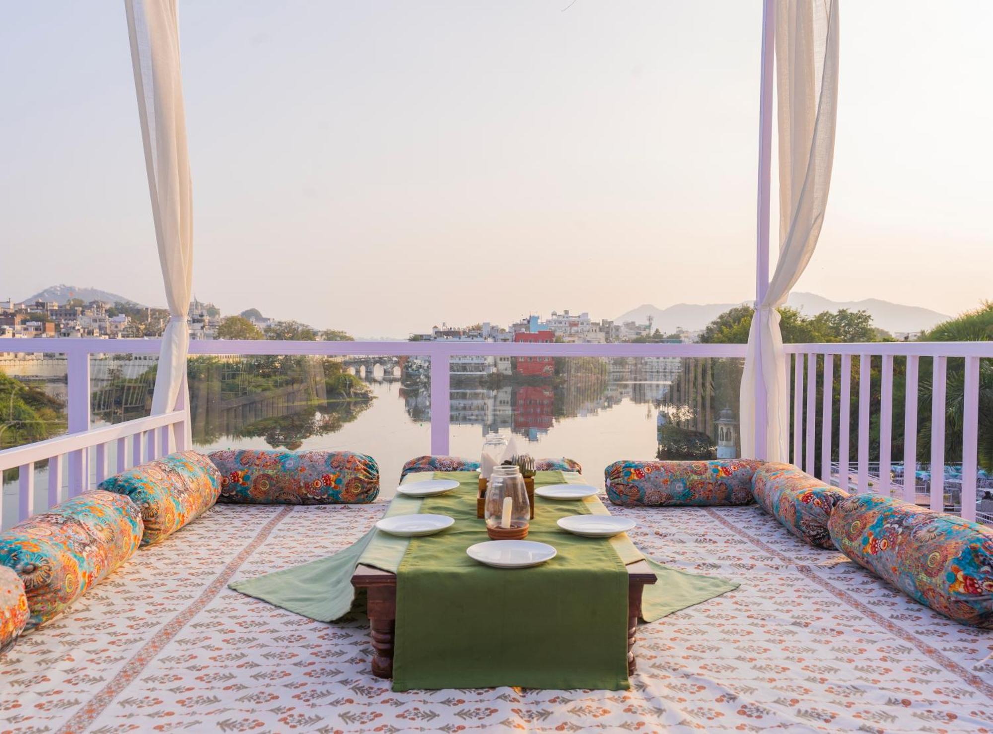 Natural Lake View Hotel Udaipur Bagian luar foto