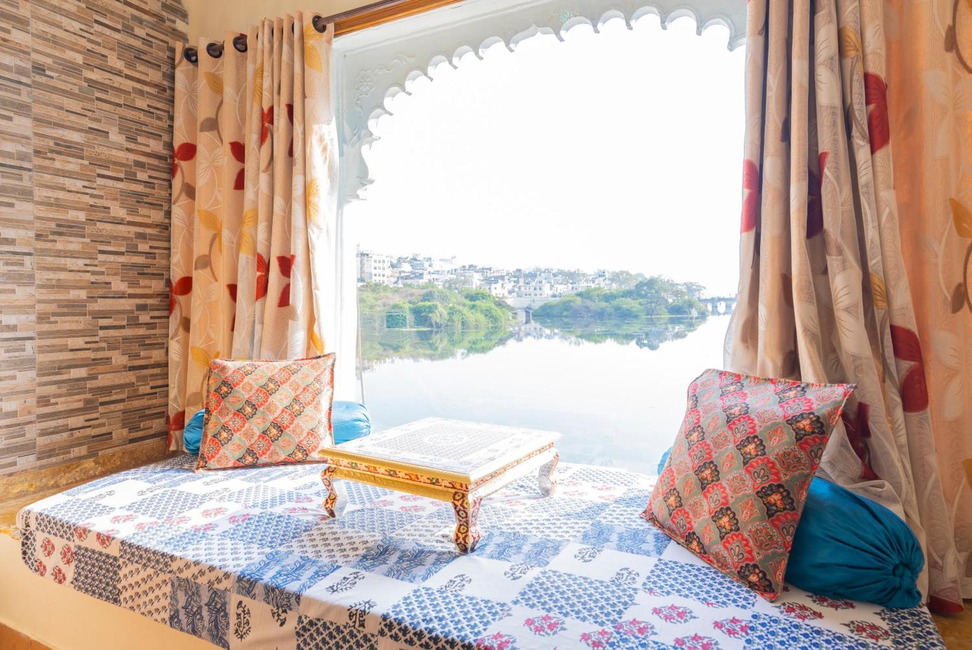 Natural Lake View Hotel Udaipur Bagian luar foto