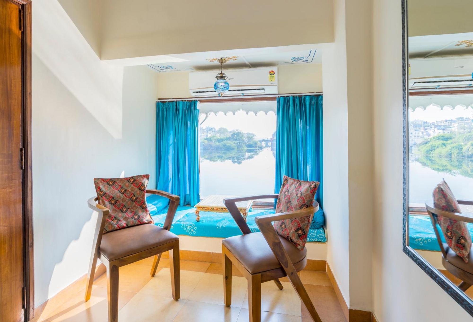 Natural Lake View Hotel Udaipur Bagian luar foto