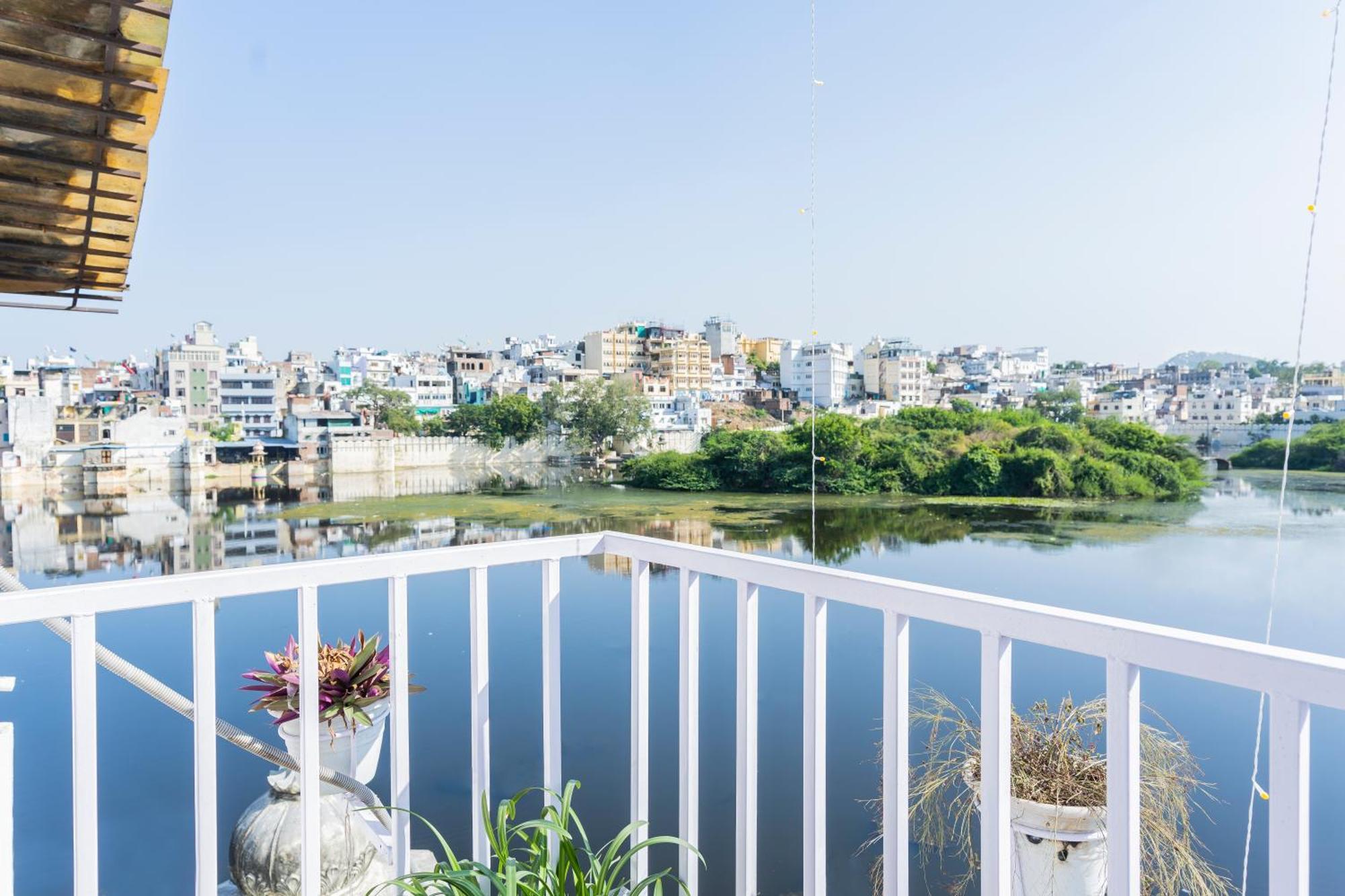 Natural Lake View Hotel Udaipur Bagian luar foto