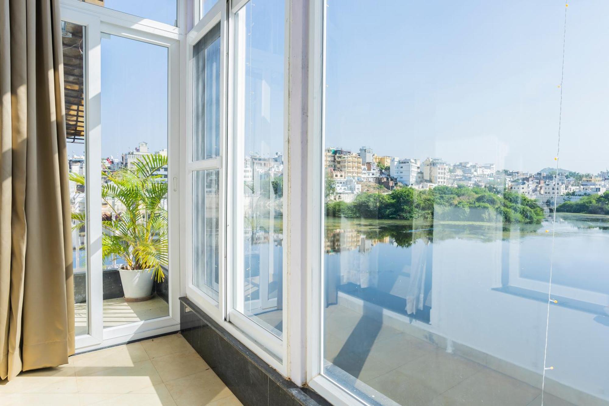 Natural Lake View Hotel Udaipur Bagian luar foto