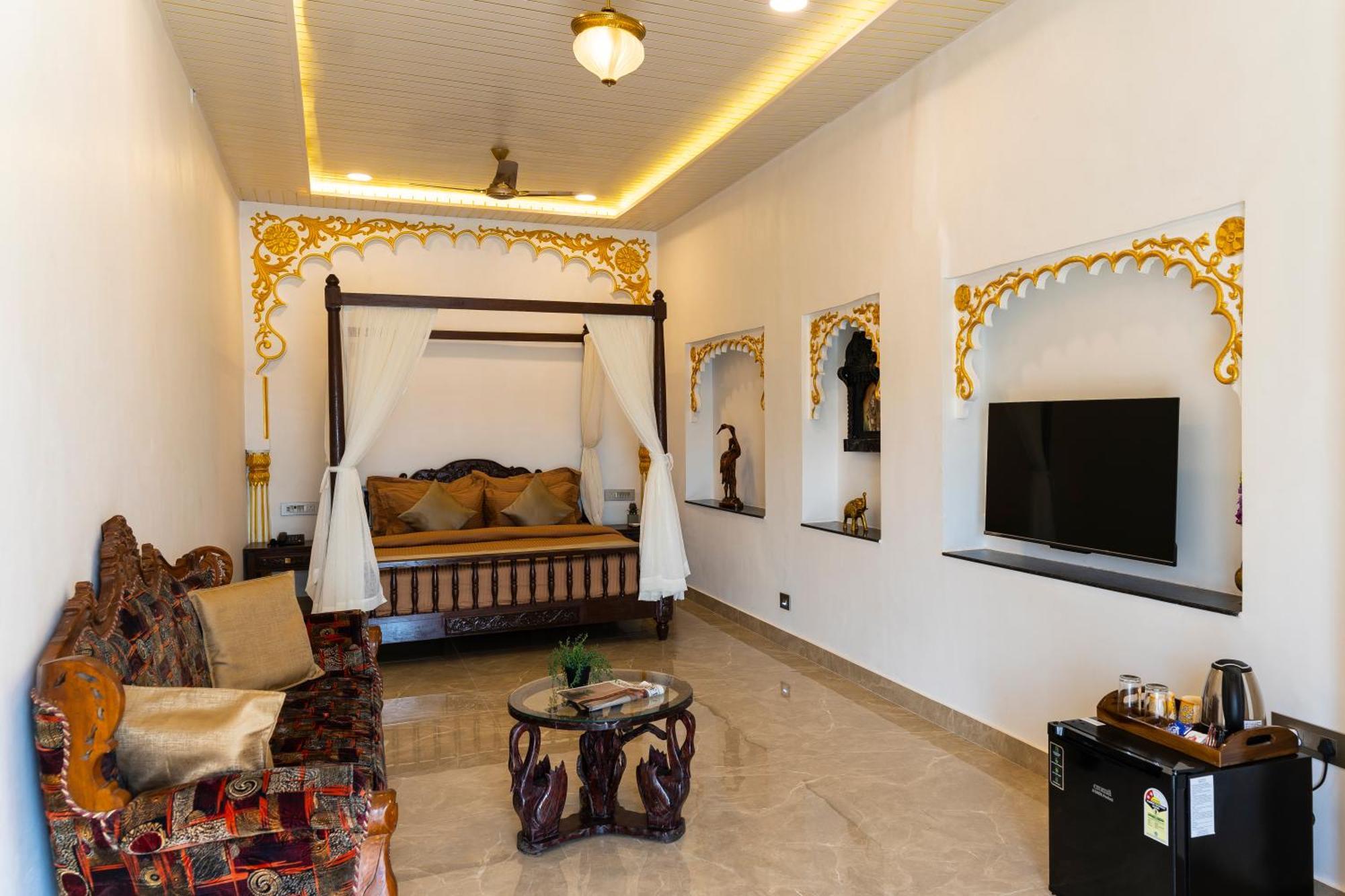 Natural Lake View Hotel Udaipur Bagian luar foto