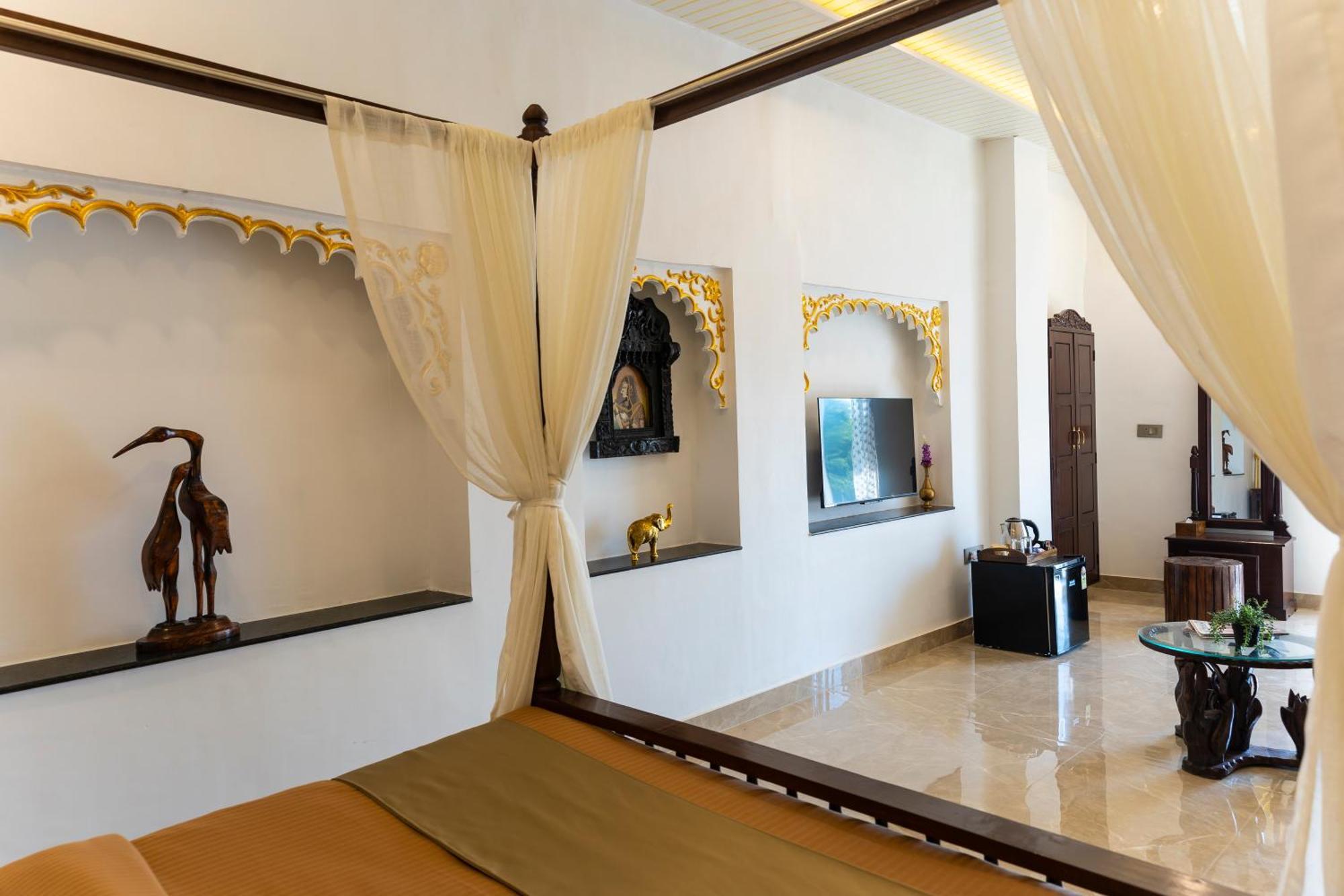 Natural Lake View Hotel Udaipur Bagian luar foto
